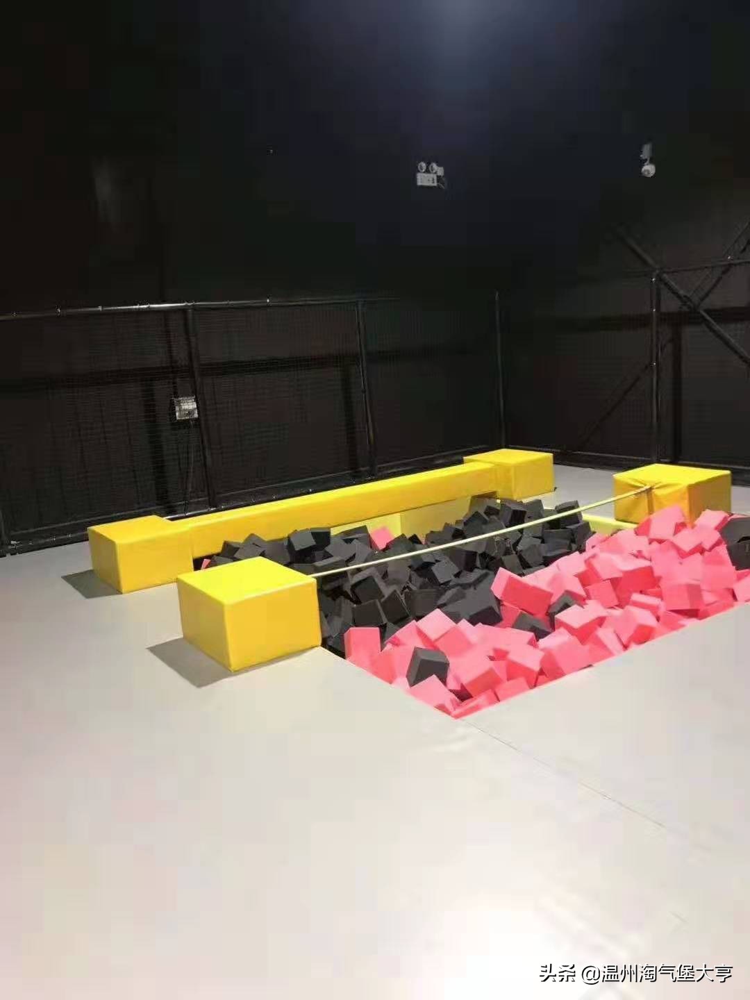 蹦床公园海绵池清洁视频,蹦床公园海绵池清洁用网兜装起来