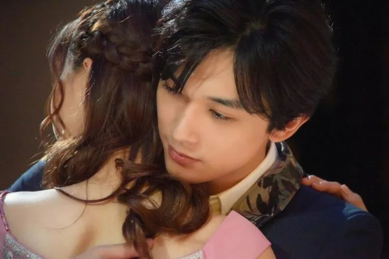 这个可盐可甜可狼的94年小鲜肉，简直就是漫画里走出来的男主角！