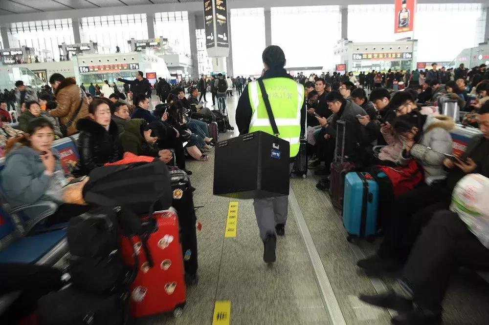 2019春运镜头：与“高铁”赛跑的外卖员（图）