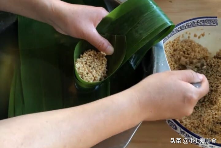 端午妈妈包粽子视频,端午节老妈包的粽子