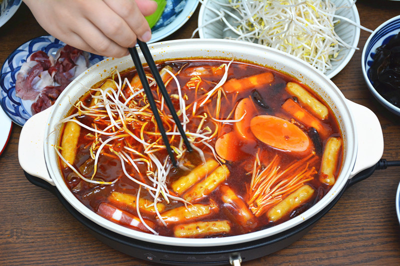 花了100多买了食材，回家煮火锅，两个吃了两顿，划算又好吃