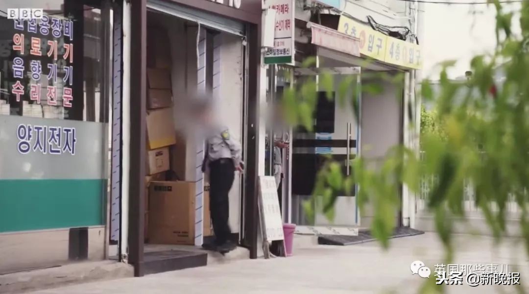 在酒店裸睡居然被入室*拍偷**……她一怒之下决定向*拍偷**摄像头宣战