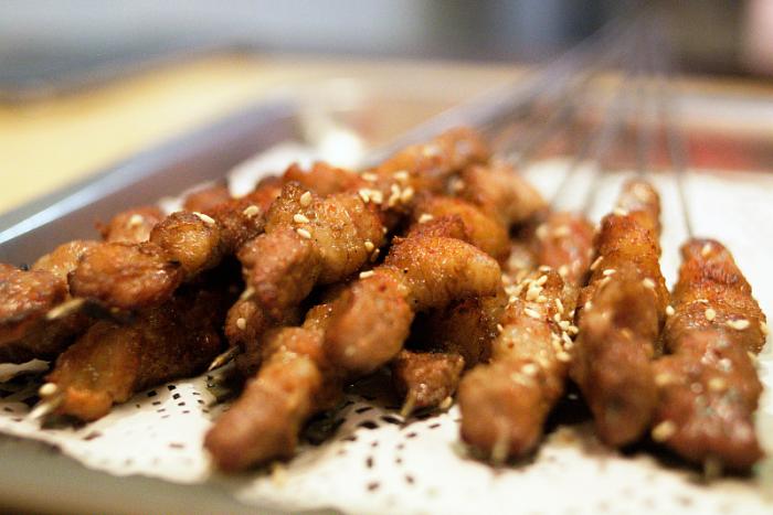 烧烤摊的烤串都有什么,烧烤摊的肉烤出来为什么油滋滋的