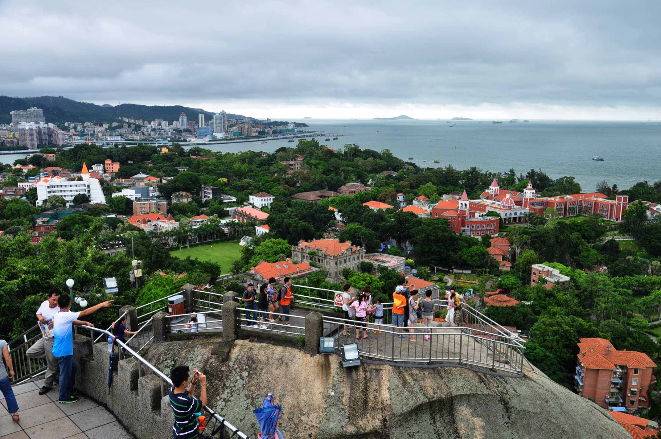 100多年，鼓浪屿从采石场、乱坟岗到公共租界，再到著名风景区