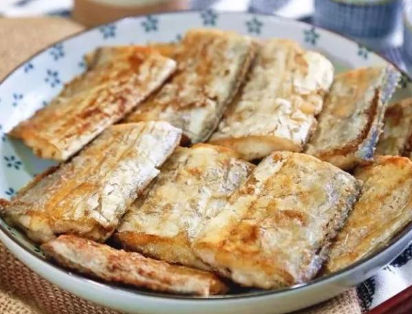 煎带鱼裹面粉的家常做法,煎带鱼怎么能裹上厚厚的面粉