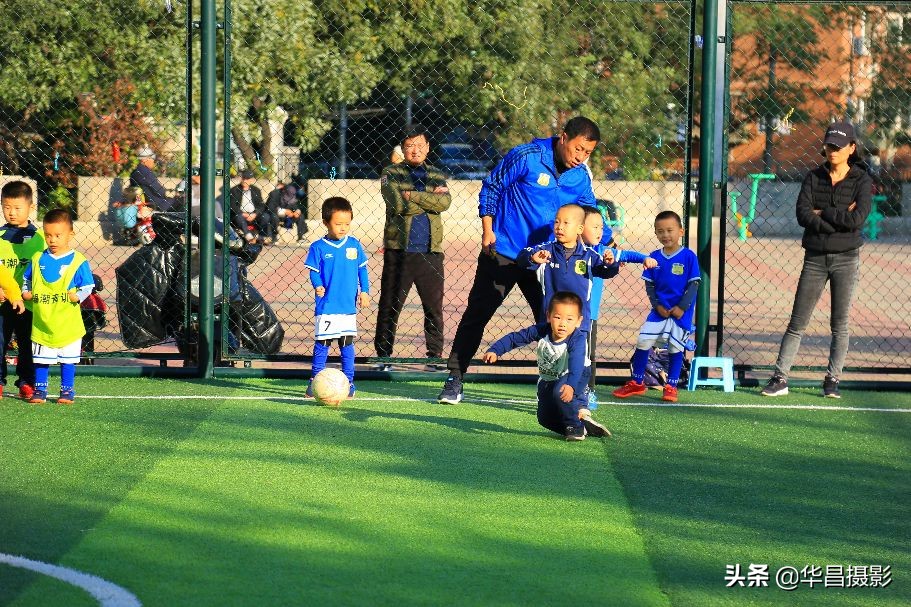 儿童足球训练搞笑瞬间,小孩足球训练10个基本动作