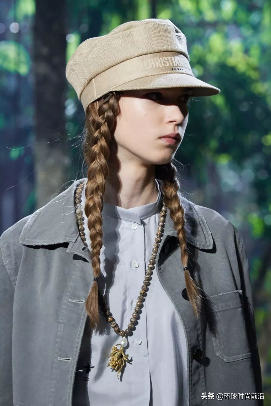 适合冬季脸大显脸小的帽子 (大圆脸适合什么帽子秋冬)