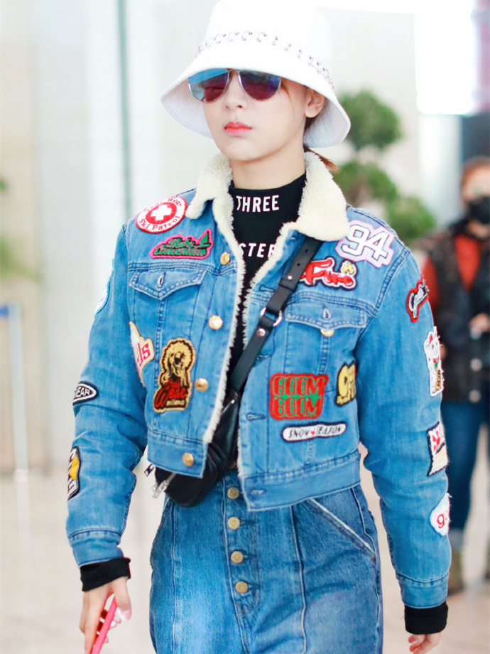 网友直呼杨紫不用再减肥了，凭牛仔裤就能穿出A4腰，学起来！