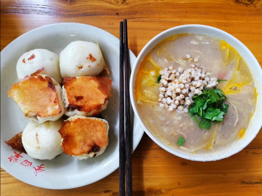 两个大男人搁郑州东区，剋永城牛肉水煎包子，一啸咧十个跟玩的样