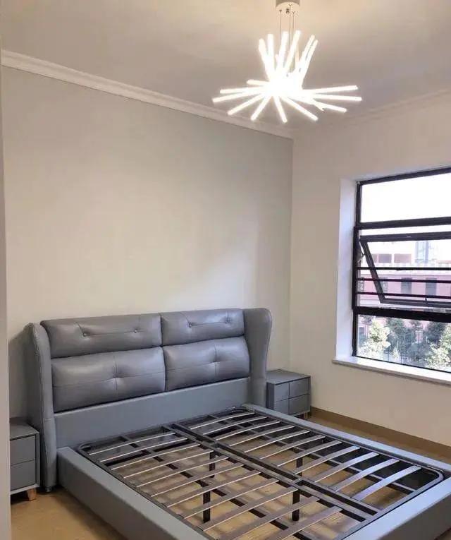 婚房卧室搭配什么家具简约大气,原木风客厅婚房布置