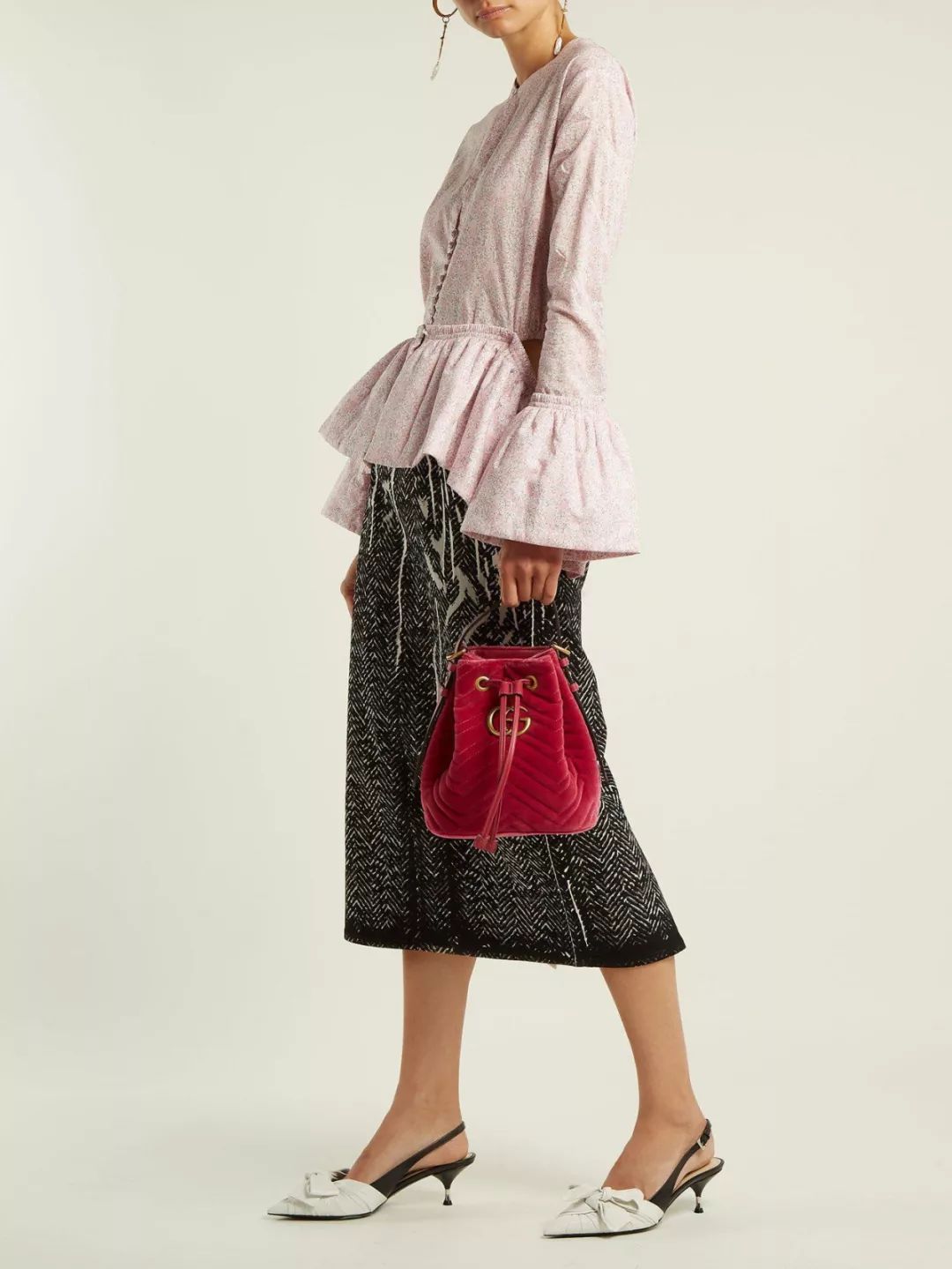 会背水桶包的人,会背奢侈品包包