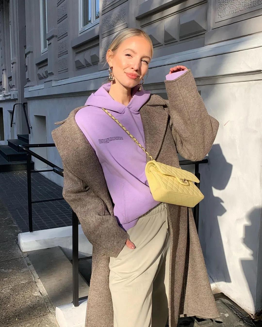 2021年最流行黄灰的穿搭,2023高级色系穿搭