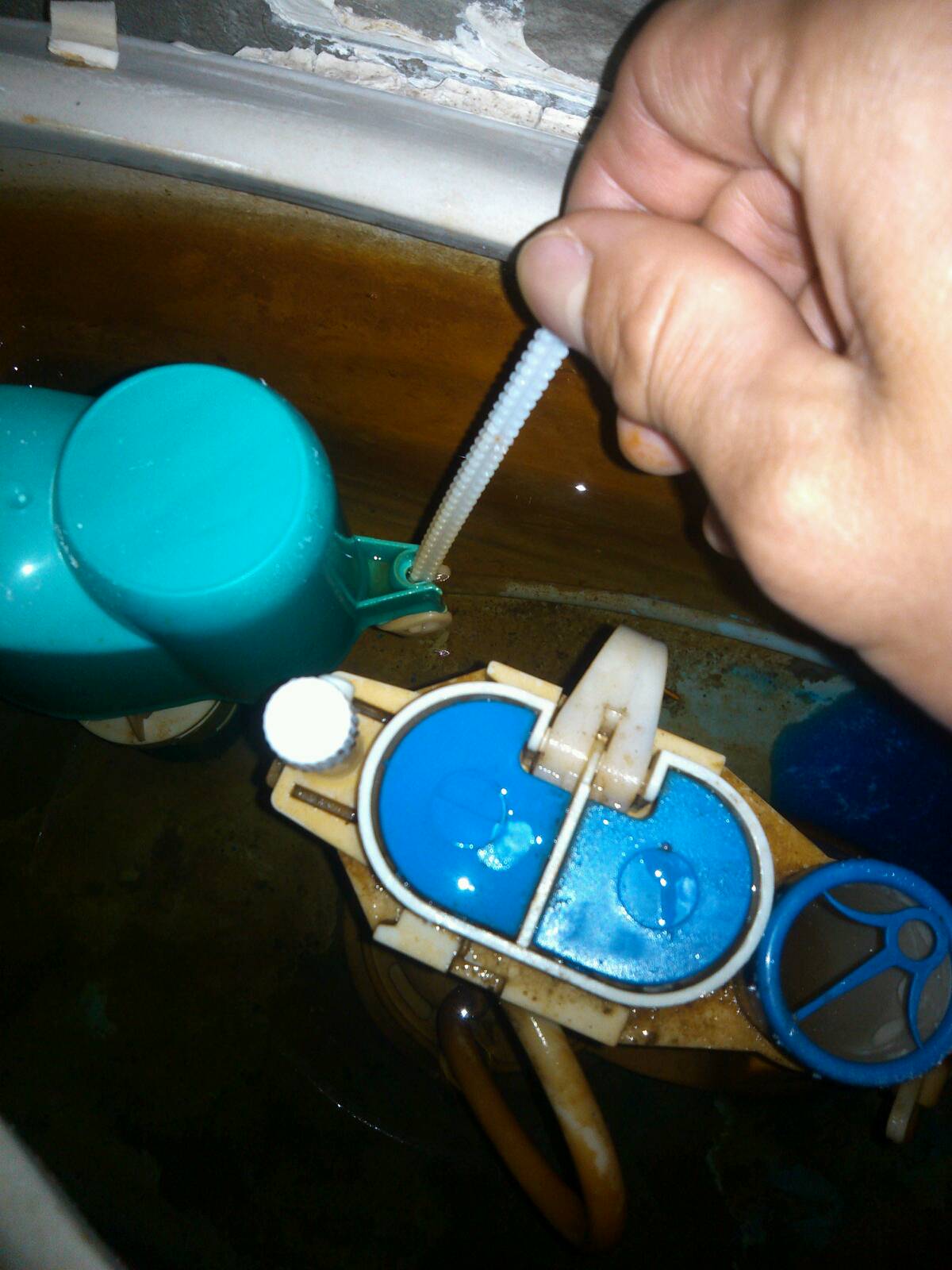 马桶坑内水位变低出水速度也很慢,马桶冲劲小下水慢水位低