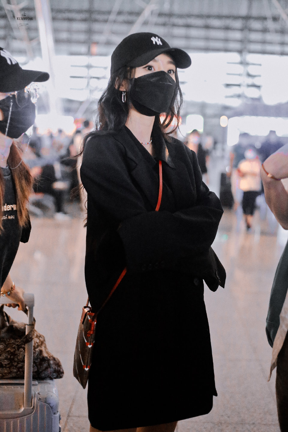 杨幂蓝色三道杠拉链外套穿搭,杨幂戴卡其色棒球帽机场街拍