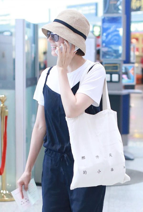 告别华丽奢侈范，简约清新帆布包，森系女孩的专属搭配