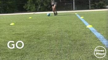 足球教学4种花式实用过人,足球发边球动作教学