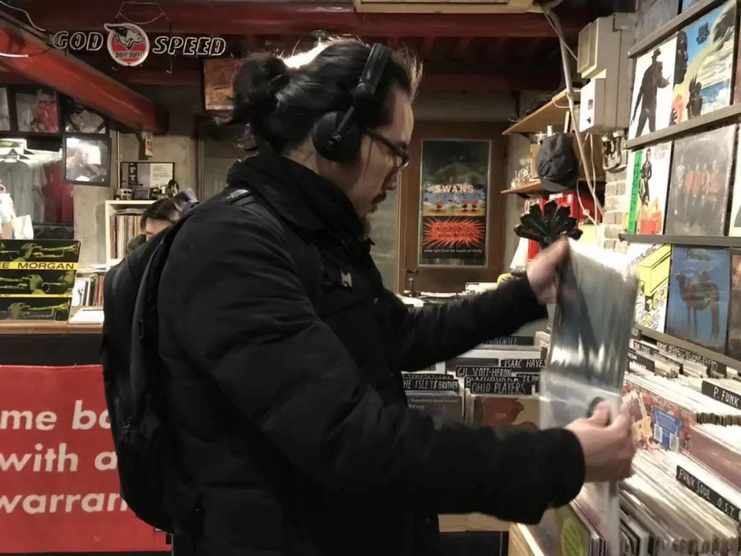 猫和唱片的共通之处？“都很破财！”|专访画家健一