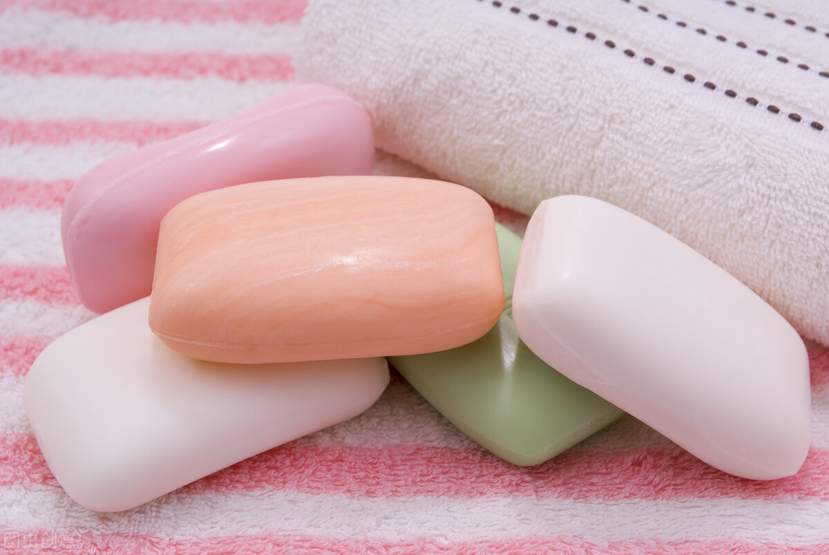 地毯特别脏用什么药水清洗,清洗地毯不得不知的正确清理方法