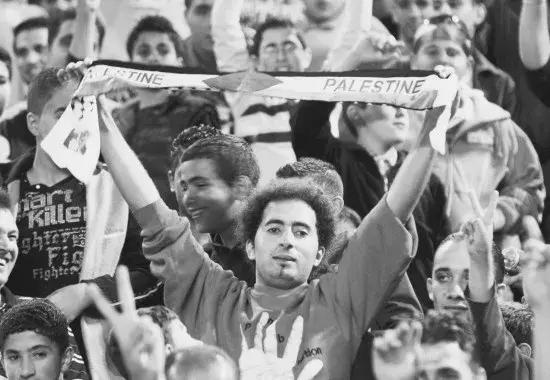 踢平国足的巴勒斯坦他们国家的足球是什么样子的？