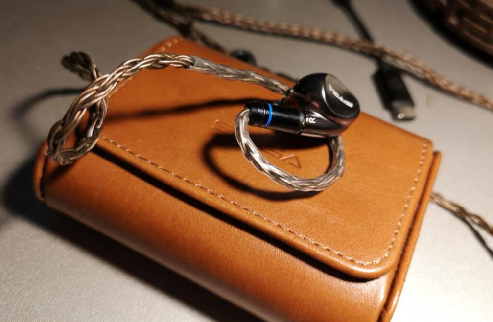 抄袭旗舰外观，却有超越旗舰的音质，价格让人真想不到