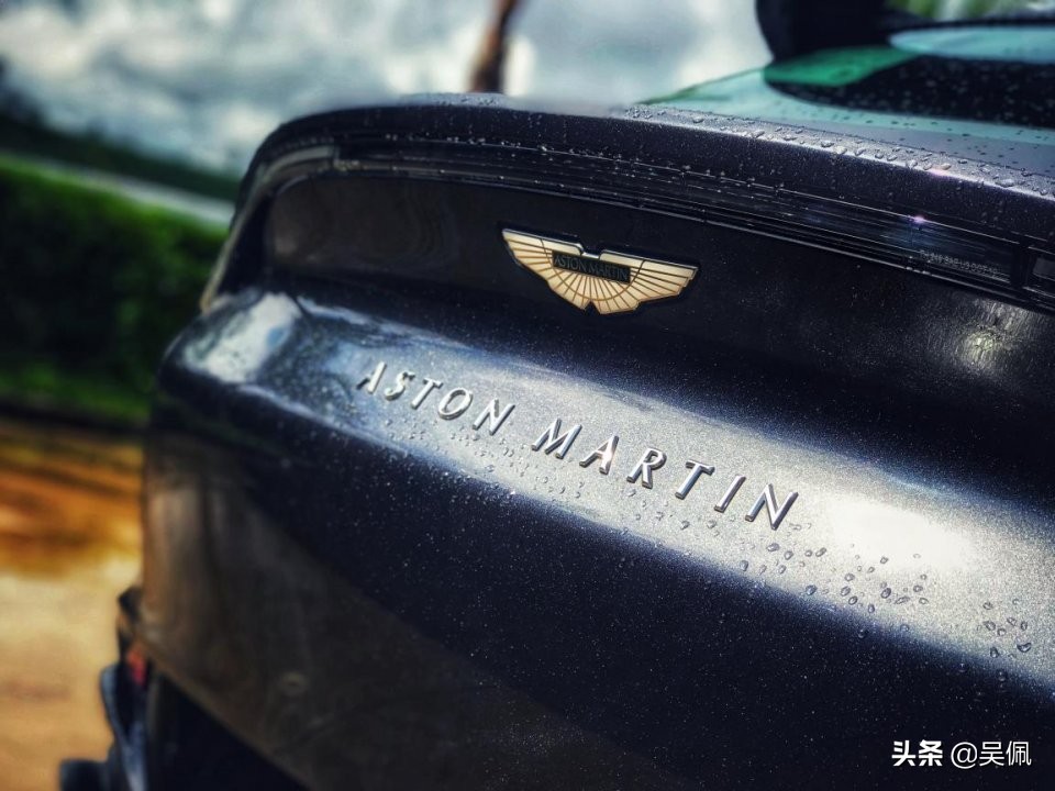 300万的阿斯顿马丁视频,阿斯顿马丁dbx2024款评测
