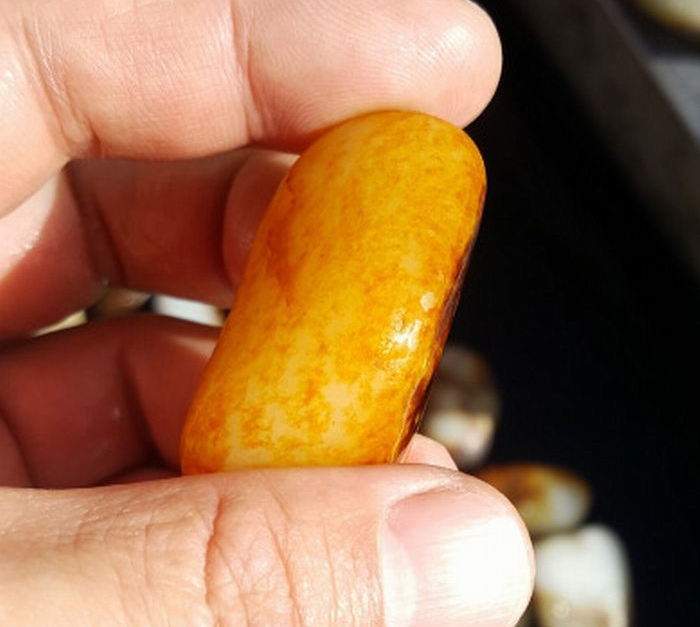 新疆和田玉籽料滚筒染色,染色和田玉籽料皮色特点