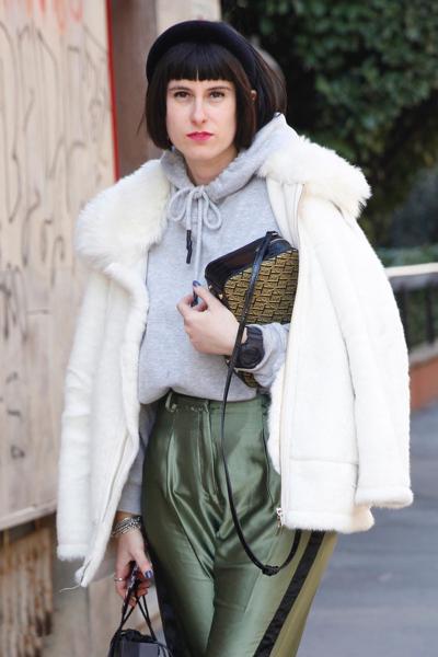 秋冬季节卫衣单穿有些冷，加件外套一起穿，舒适时尚又有范儿