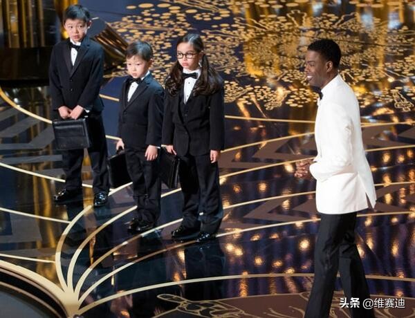 好莱坞双标：歧视犹太人黑人就被封杀，歧视亚裔大家都笑得很快乐