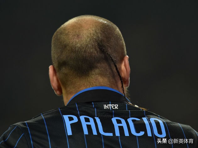 发型留腻了,发型留长发