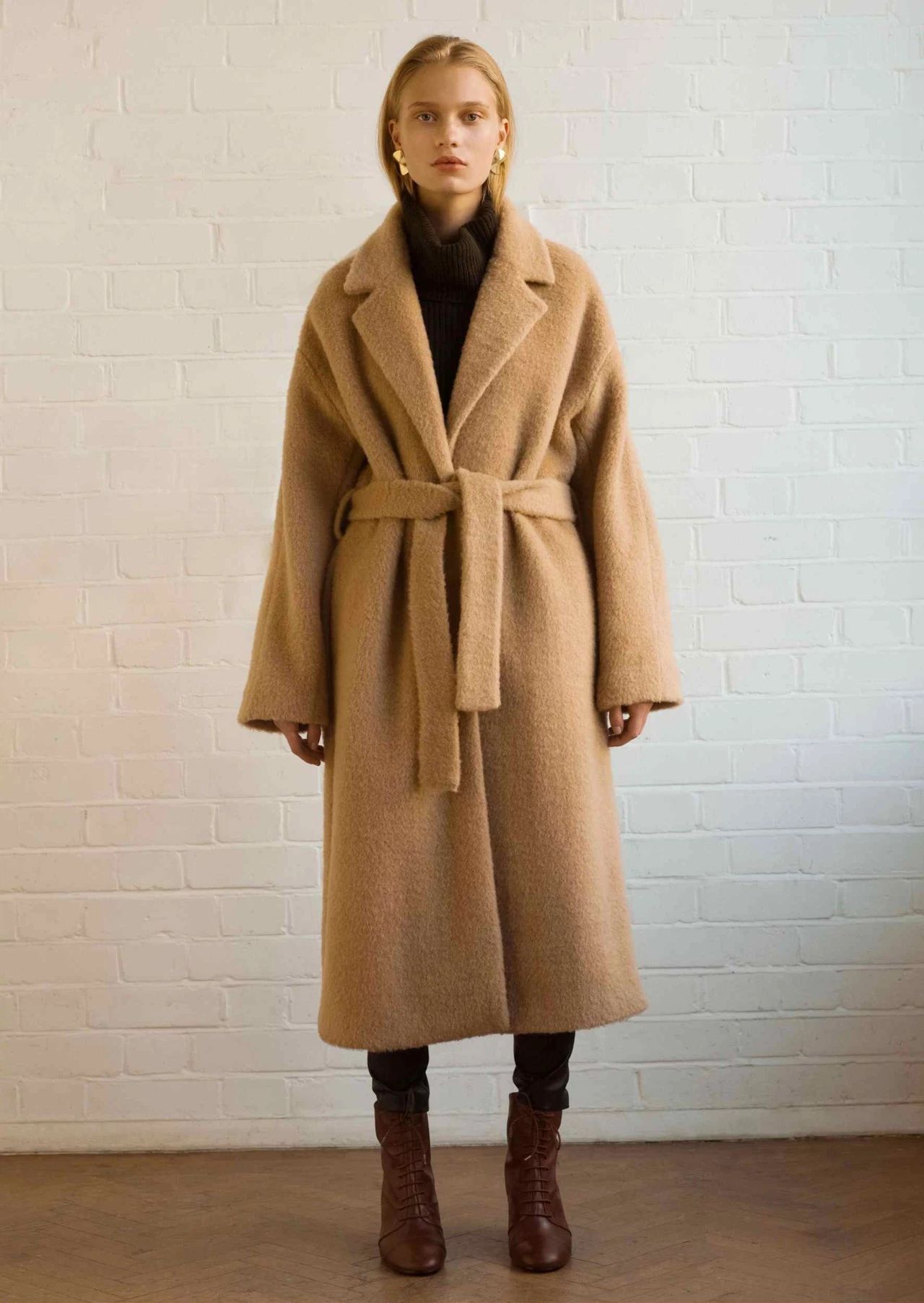 聪明女人秋冬季节也少不了腰带，外穿内搭都可以，明星都喜欢