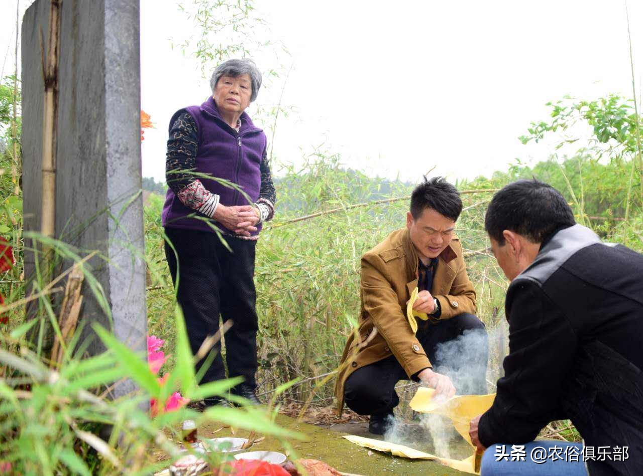 清明节上坟烧纸的正确方法,清明节扫墓白纸还是黄纸