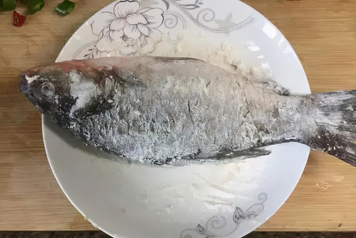 煎鱼怎样不粘锅不破皮的正确做法,煎鱼的技巧鱼皮不破