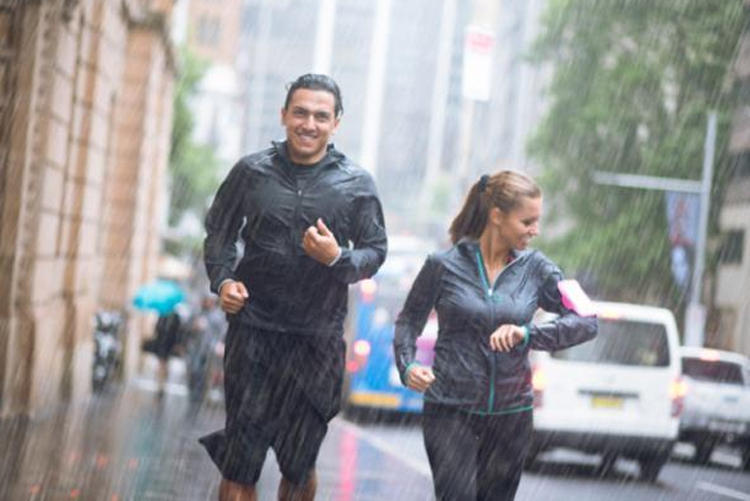 下雨跑步怎么穿,跑步防水的技巧