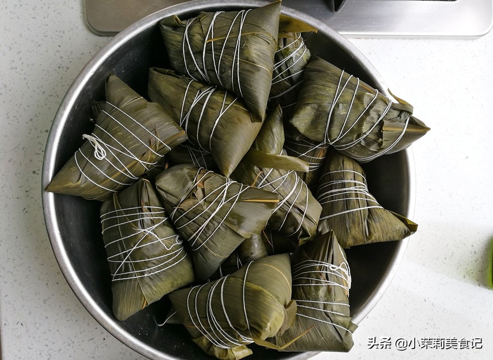 煮粽子叶子的时候要加什么,煮粽子怎样使叶子不变黄