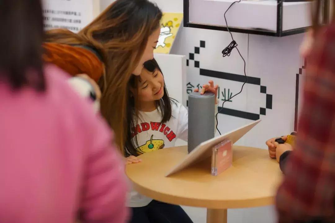 百度在上海再开快闪店！能和机器玩变脸，还能给自己做表情包！