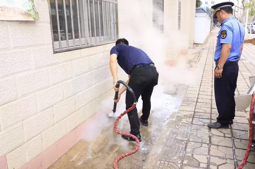 今天，就是要“盘”这些蒙自的城市“牛皮癣”