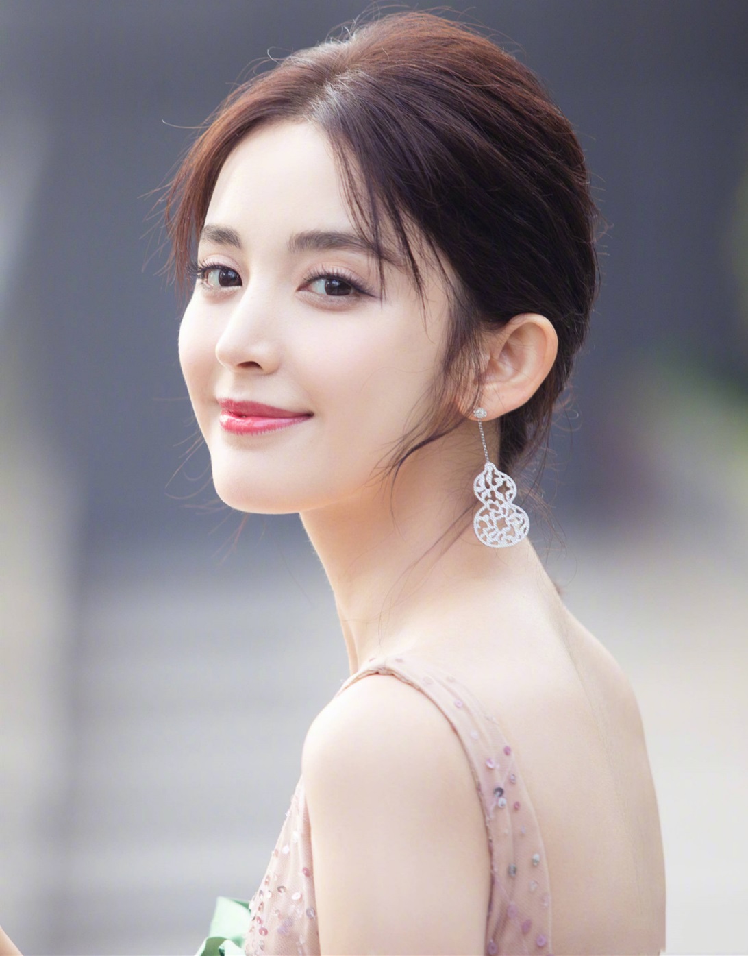 该披头发还是扎头发好看,什么脸型扎头发好看披头发不好看