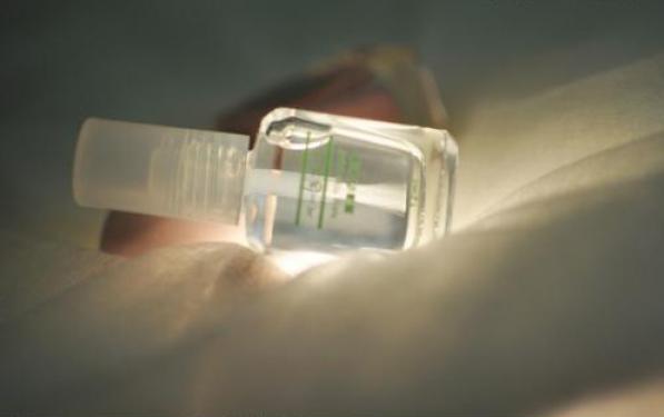 瓷砖地板金属划痕修复小妙招,瓷砖上的金属划痕怎么能擦掉