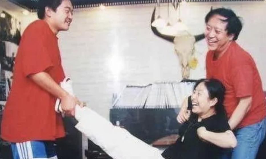 牛群辞官现场,牛群卸任县长后和冯巩合作过没有