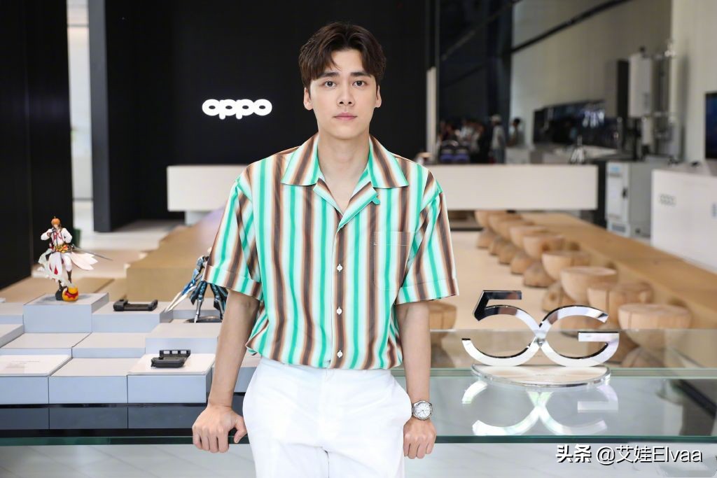 李易峰穿的运动装,李易峰穿灰色运动裤