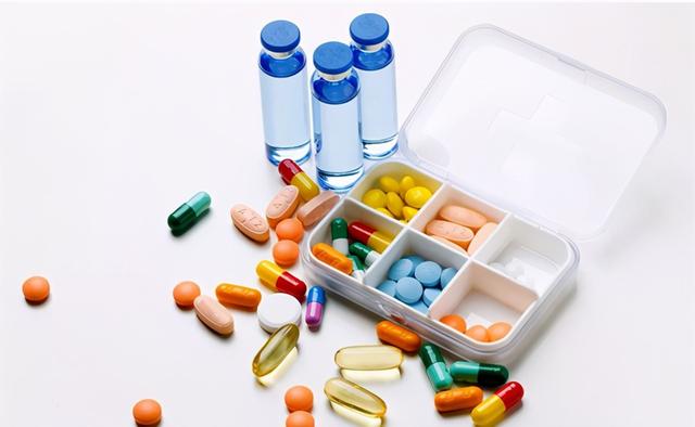 血尿酸偏高怎样治疗高尿酸血症,尿酸偏高及胆固醇偏高应注意什么