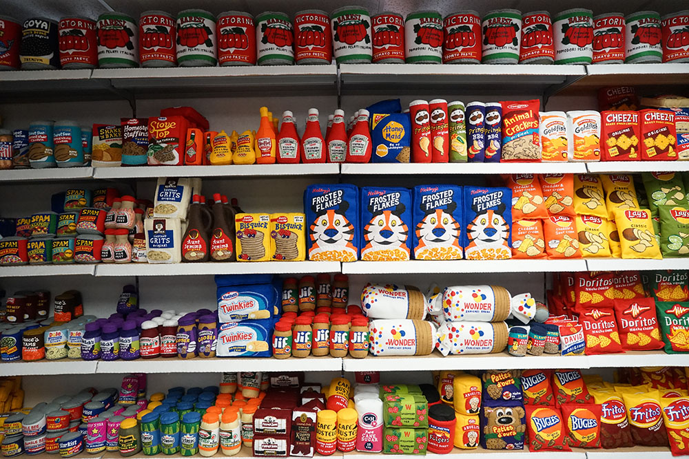 她开了间奇怪的店，货品琳琅满目，却一件也买不了