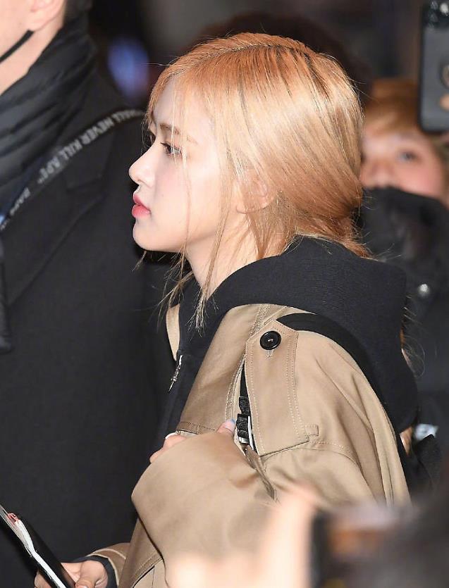 blackpink穿粉色衣服团照,夏天度假穿搭blackpink