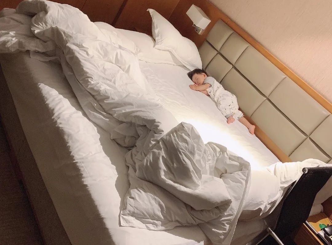 因为我不到三岁，酒店“逼”我打地铺睡