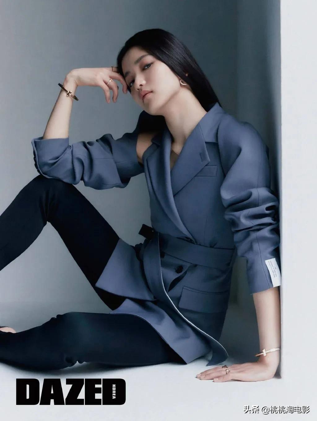 金泰梨杂志写真图文,女星金泰梨穿圣诞小鹿装跳舞