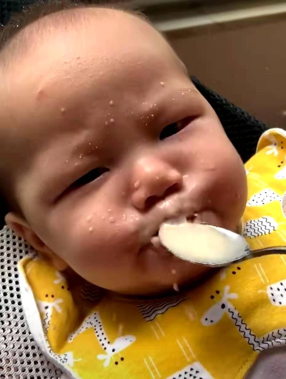 宝宝喂辅食故意到处喷怎么办,宝宝不吃饭妈妈发脾气