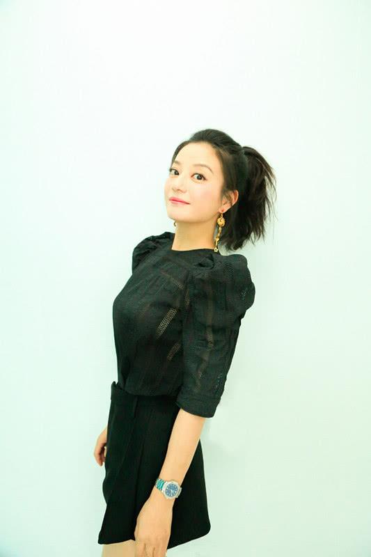 赵薇换短发完整版,赵薇脸型适合扎头发还是披头发