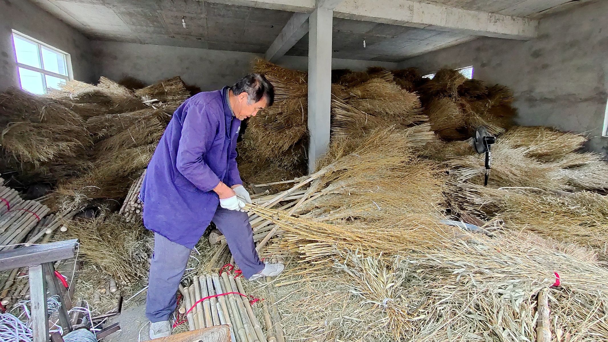 绑扫把老手艺即将失传的手艺,怎么扎竹扫把最简单方法