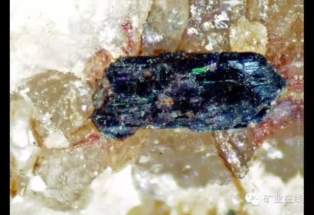 常见的矿物岩石有哪些,4种最常见于岩石里的矿物