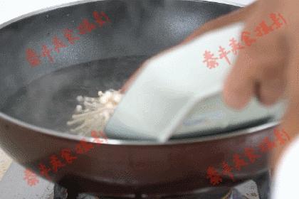 一口吃掉爆辣金针菇这样才叫过瘾,好吃到爆的变态辣金针菇